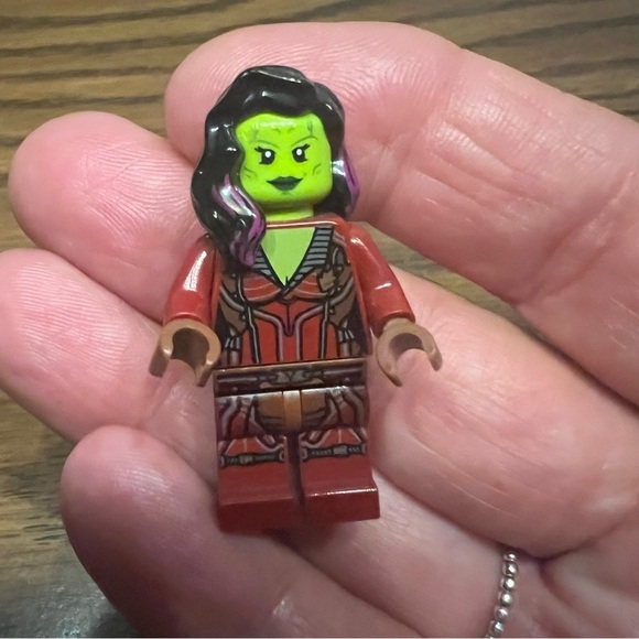 LEGO Marvel Guardians of the Galaxy Gamora Minifigure - Picture 2 of 5